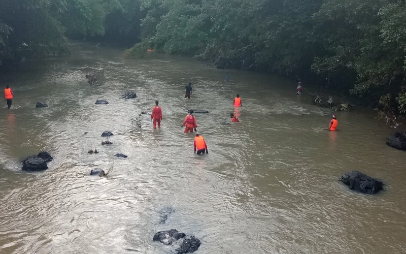 3 Bocah Perempuan Terseret Air Bah saat Mandi, Satu Korban Belum Ditemukan