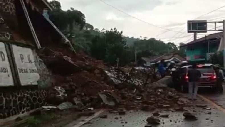title TPT Kantor Desa Ambruk, Jalan Soreang-Ciwidey Tertutup Material, 1 Mobil Rusak TPT Kantor Desa Ambruk, Jalan Soreang-Ciwidey Tertutup Material, 1 Mobil Rusak