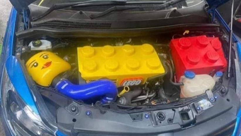 Lucu, Cover Mesin Mobil Ini Dibuat Berbentuk Lego