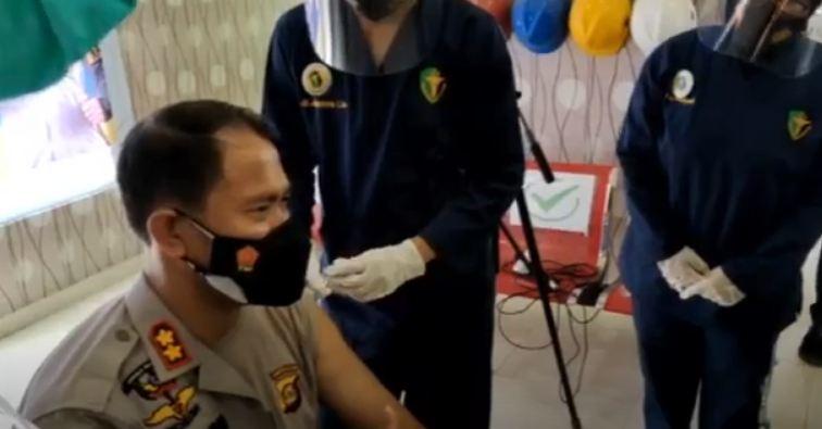 710 Personel Polres OKI Disuntik Vaksin, Dimulai dari Kapolres AKBP Alamsyah Pelupessy
