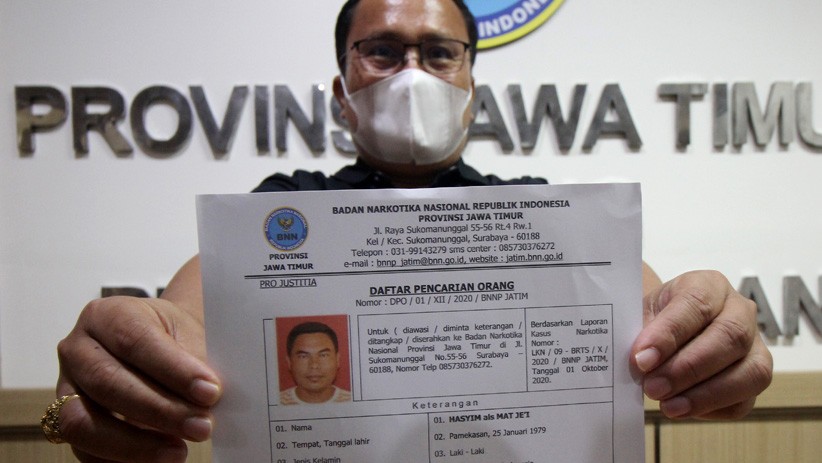 Petugas BNN Diadang Massa, DPO Narkotika Lolos saat Dibawa di Sampang - Bagian 1