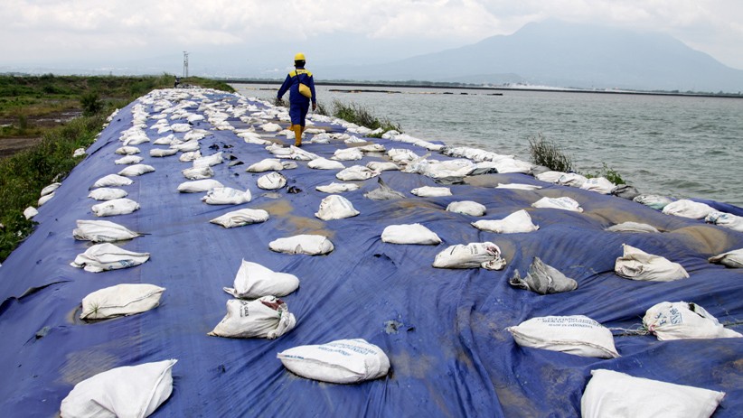 Antisipasi Ambles, Tanggul Lumpur Lapindo Ditutup Terpal Sepanjang 150 Meter - Bagian 1