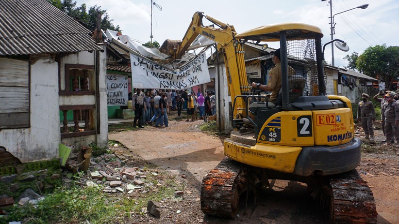 Kios-Kios di Jalur Pantura Dibongkar untuk Bangun Gedung Islamic Center - Bagian 1