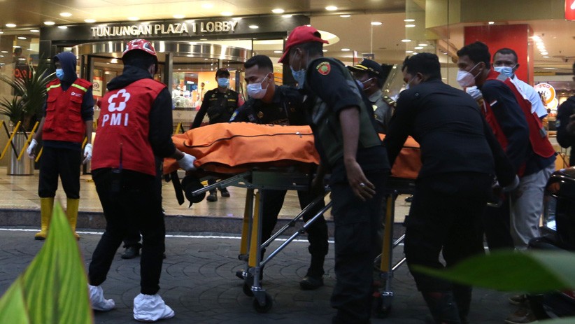 Pengunjung Tewas Terjatuh di Tunjungan Plaza Surabaya - Bagian 1