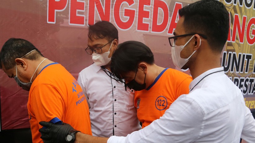 Penampakan 15.000 Lembar Uang Palsu Pecahan 100 Dolar AS Diamankan Polisi - Bagian 4