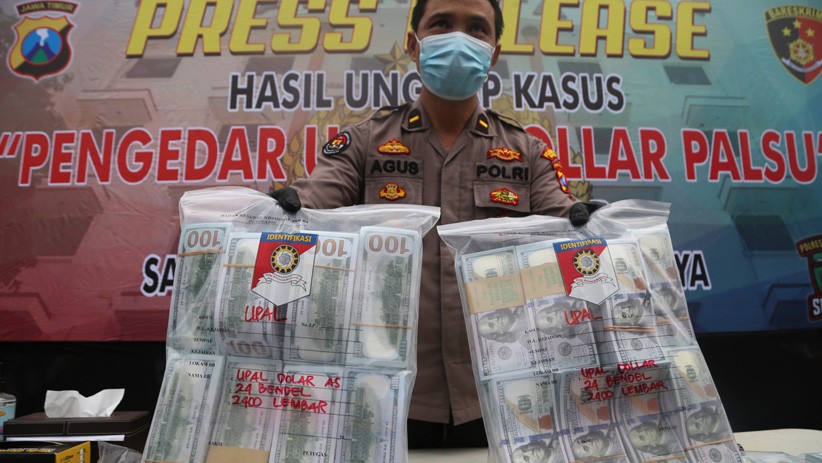 Penampakan 15.000 Lembar Uang Palsu Pecahan 100 Dolar AS Diamankan Polisi - Bagian 3