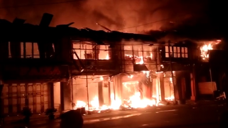 Kebakaran di Pusat Pasar Kotapinang, Belasan Kios Ludes Dilahap Api