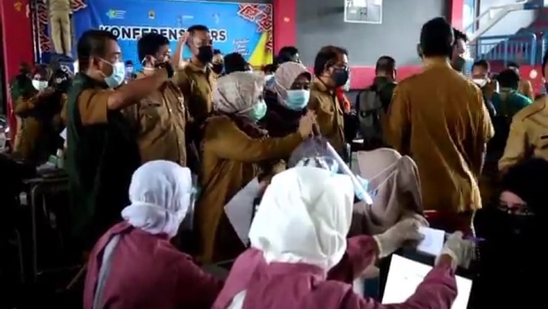 Ribuan ASN di Cirebon Disuntik Vaksin Covid-19, Berkerumun saat Antre