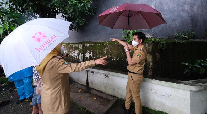 Begini Gaya Gibran Blusukan saat Turun Hujan 