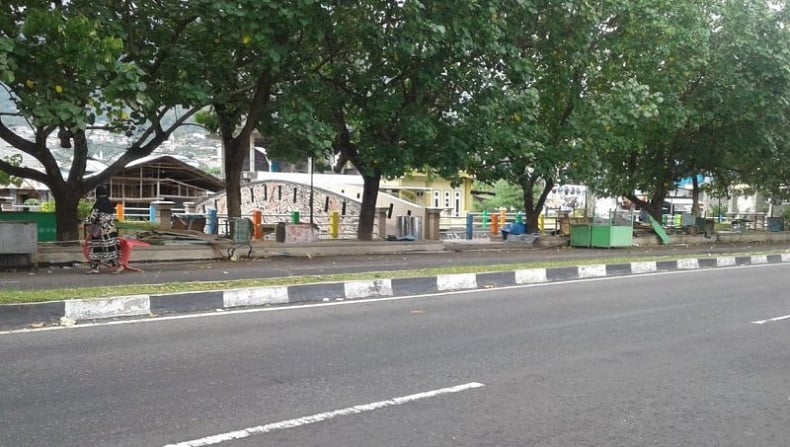 title Penataan Kawasan, 31 Lapak Pedagang di Kampung Makassar Tapak II Ternate Direlokasi Penataan Kawasan, 31 Lapak Pedagang di Kampung Makassar Tapak II Ternate Direlokasi