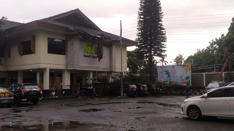 Diterpa Hujan Deras Disertai Angin, Pohon Tumbang Timpa Atap Kantor BPN Jabar