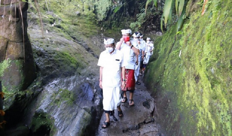 Gubernur Wayan Koster Sembahyang di 17 Pura Kawasan Besakih Mohon Keselamatan 
