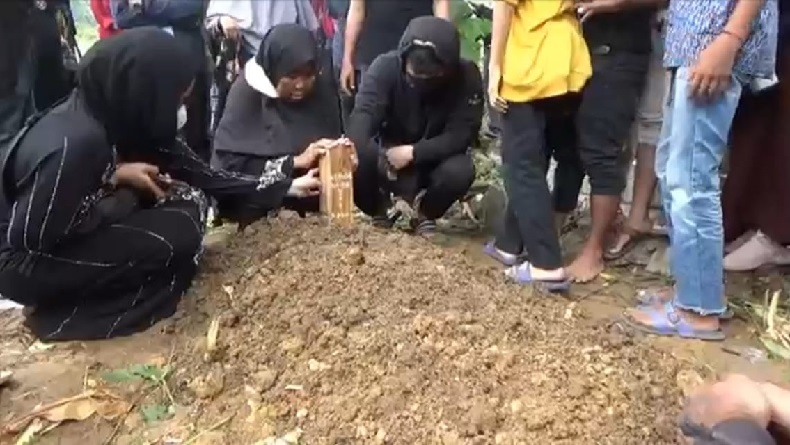 Ibu Selebgram Ari Pratama Minta Polisi Tegas Jatuhkan Hukuman ke Pelaku