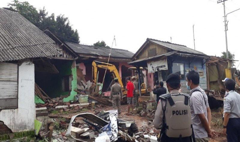 Puluhan Bangunan Kios Liar di Batang Dibongkar, Satu Warga Diamankan karena Menghadang