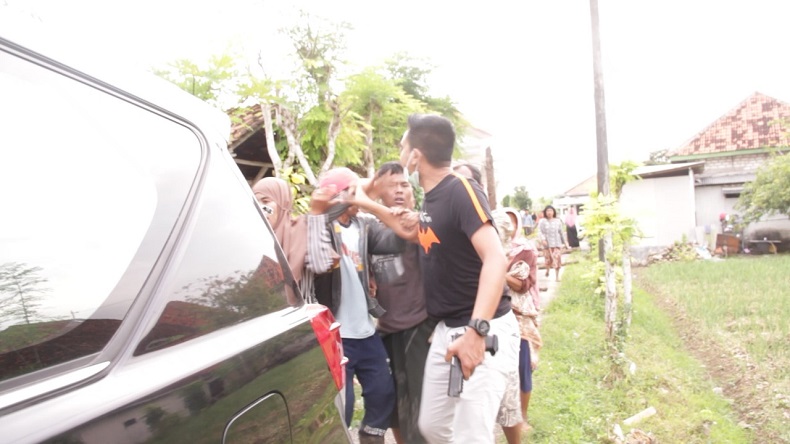 title Petugas BNNP Dihadang Massa Bercelurit saat Tangkap Bandar Sabu di Sampang Petugas BNNP Dihadang Massa Bercelurit saat Tangkap Bandar Sabu di Sampang