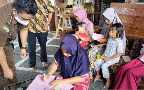 title Tuntutan Kasus 4 IRT Perusak Gudang Tembakau di Loteng Dihentikan Tuntutan Kasus 4 IRT Perusak Gudang Tembakau di Loteng Dihentikan