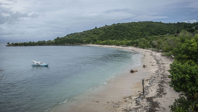 Tumpukan Sampah Plastik Rusak Lingkungan dan Keindahan Pantai Pink Lombok - Bagian 2
