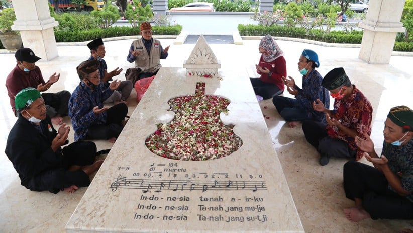 Ziarah Makam WR Supratman Peringati Hari Musik Nasional - Bagian 1