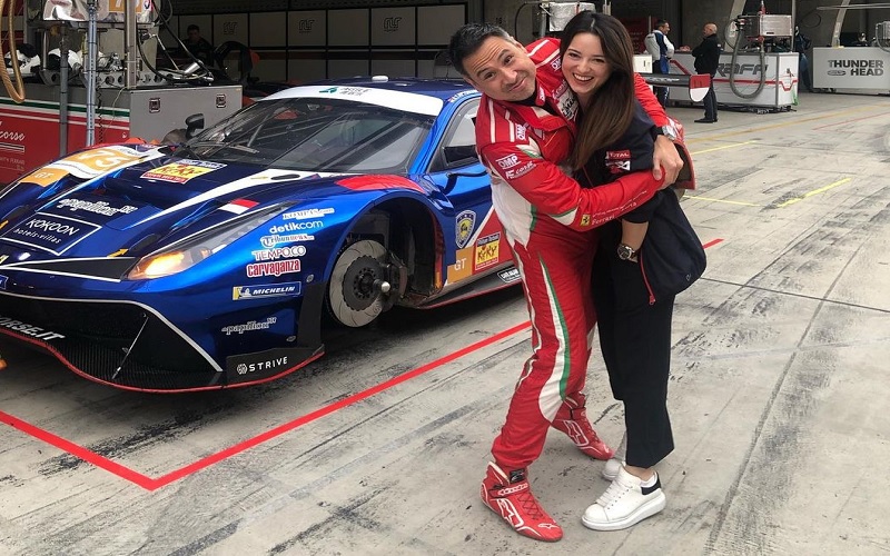 Perkenalkan David Tjiptobiantoro, Pembalap Indonesia Suami Julie Estelle    