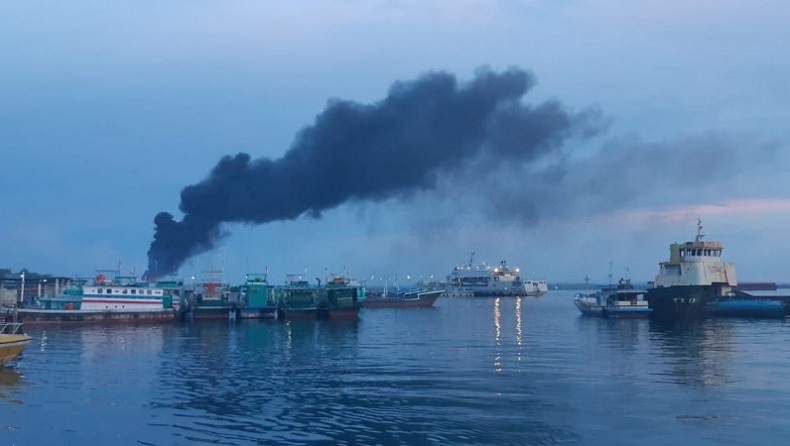 KM Fajar Baru 8 Terbakar di Sorong, KSOP Pastikan Tak Ada Pencemaran Laut