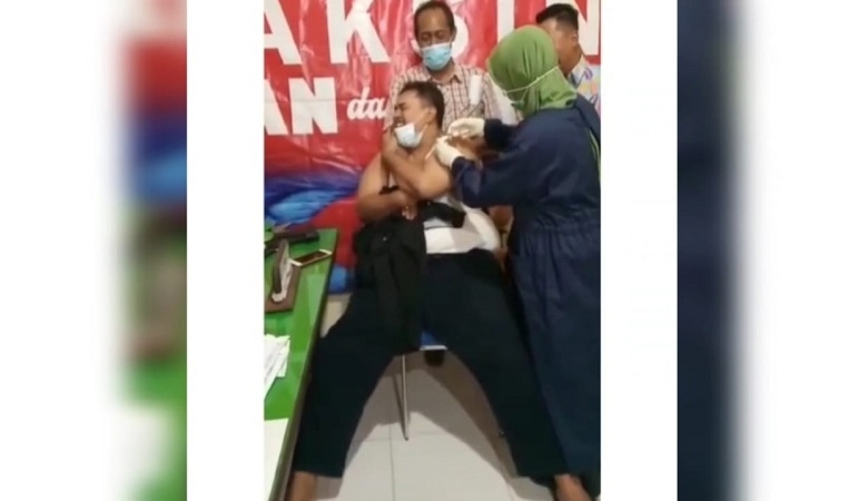 Viral, Pegawai Pertanahan Berbadan Gempal Nangis saat Disuntik Vaksin