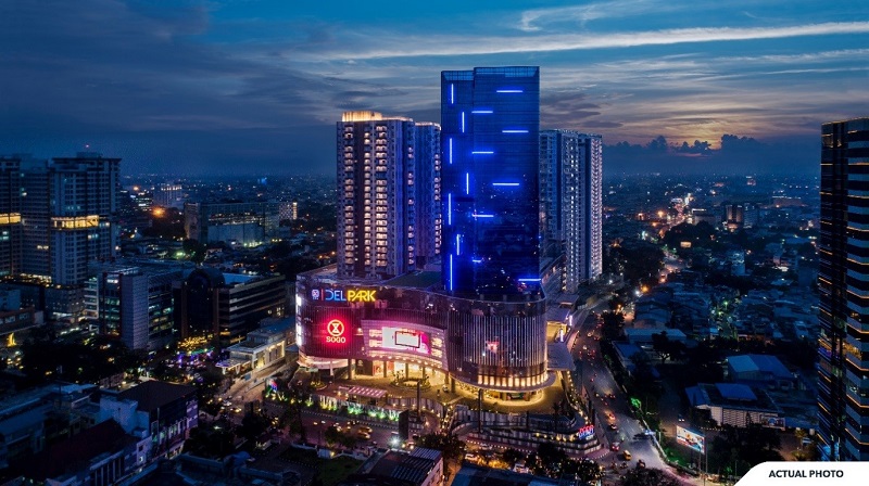 Night view kawasan terpadu Podomoro City Deli Medan tampak mewah dan modern.