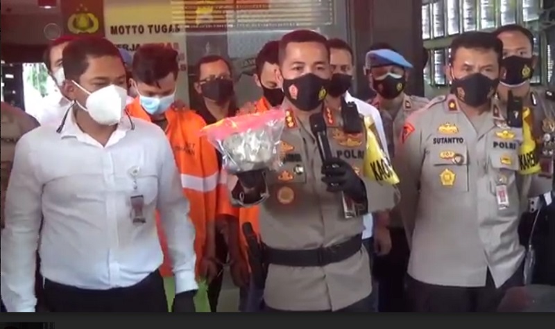 Marah Tak Bisa Balap Liar, 2 Pemuda di Malang Rusak Mobil Patroli Polisi 