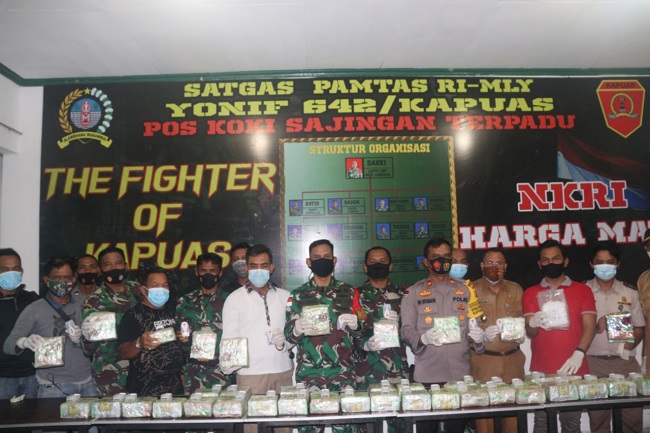 title Satgas Pamtas Yonif 642/Kapuas Temukan 42,9 kg Sabu di Jalur Perbatasan RI-Malaysia Satgas Pamtas Yonif 642/Kapuas Temukan 42,9 kg Sabu di Jalur Perbatasan RI-Malaysia
