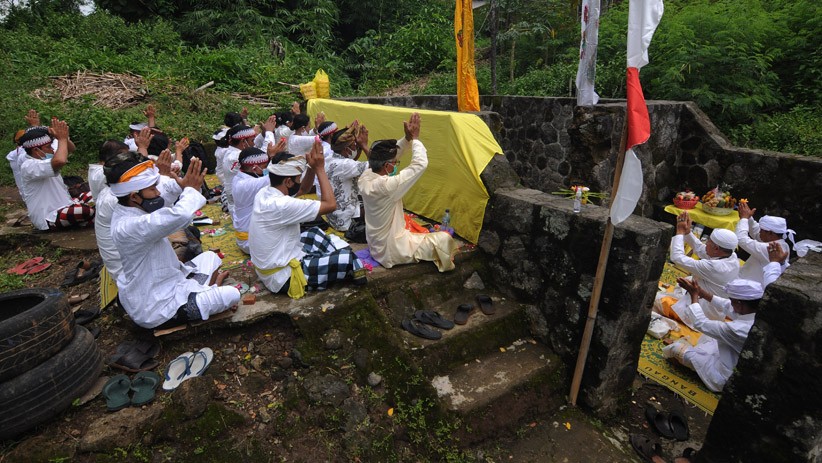 Upacara Pengambilan Air Suci Jelang Hari Raya Nyepi - Bagian 1