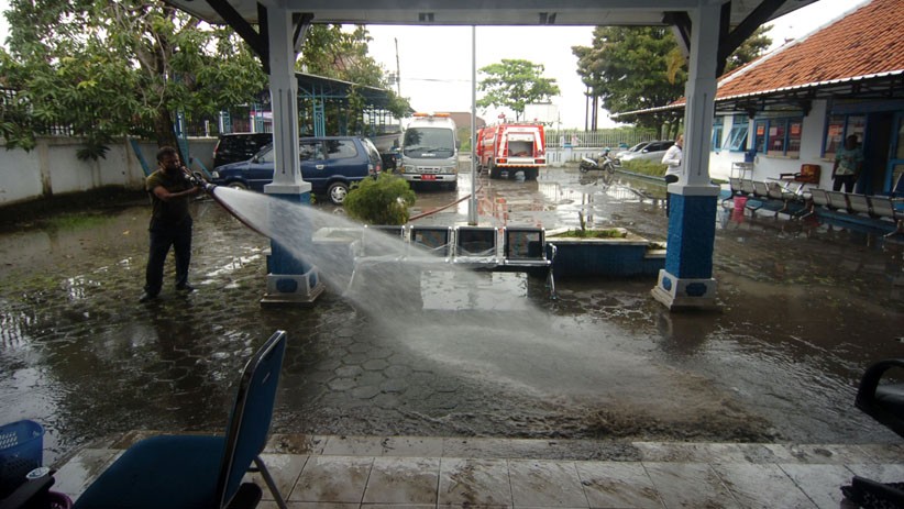 Pemadam Kebakaran Dikerahkan Semprot Lumpur Sisa Banjir Tegal - Bagian 1