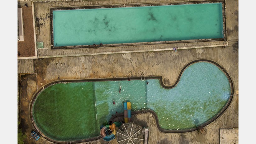 Kolam Renang Peninggalan Belanda Ini Dijadikan Tempat Budi Daya Ikan Koi - Bagian 2