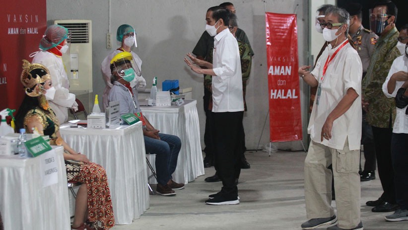 Presiden Jokowi Tinjau Proses Vaksinasi Covid-19 Seniman di Yogyakarta - Bagian 1