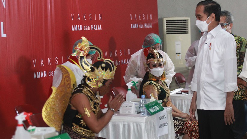 Presiden Jokowi Tinjau Proses Vaksinasi Covid-19 Seniman di Yogyakarta - Bagian 2