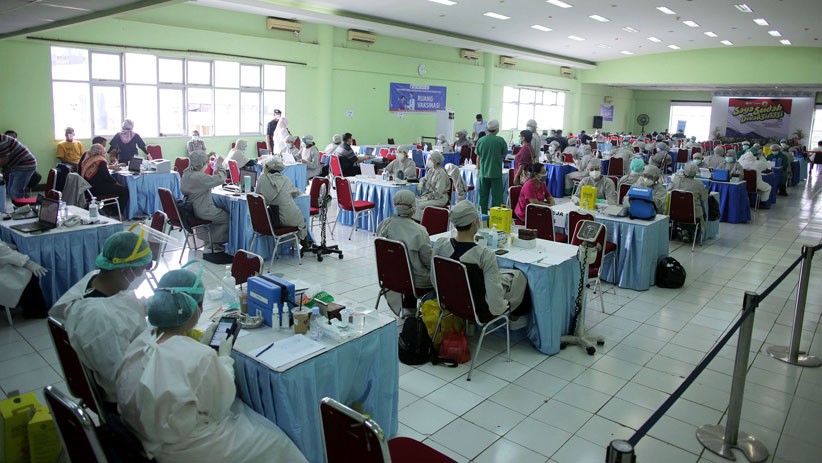 Pedagang Pasar Kramat Jati Mulai Disuntik Vaksin Covid-19 - Bagian 3