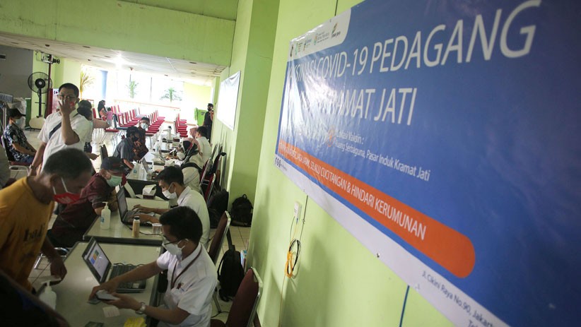 Pedagang Pasar Kramat Jati Mulai Disuntik Vaksin Covid-19 - Bagian 4