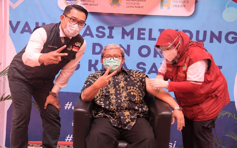 title Jarum Menancap di Lengan Kiri, Ahmad Heryawan Semringah saat Disuntik Vaksin Covid-19 Jarum Menancap di Lengan Kiri, Ahmad Heryawan Semringah saat Disuntik Vaksin Covid-19