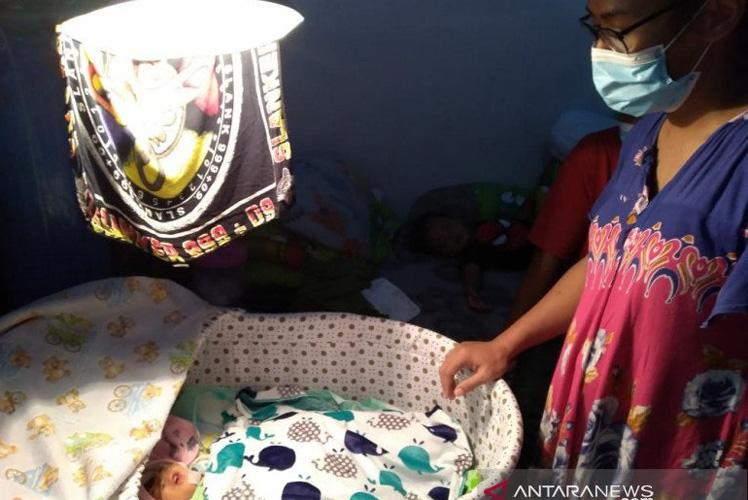 Memilukan, Bayi tanpa Tempurung Kepala di Solo Ini Bertahan Hidup dengan Mesin Oksigen