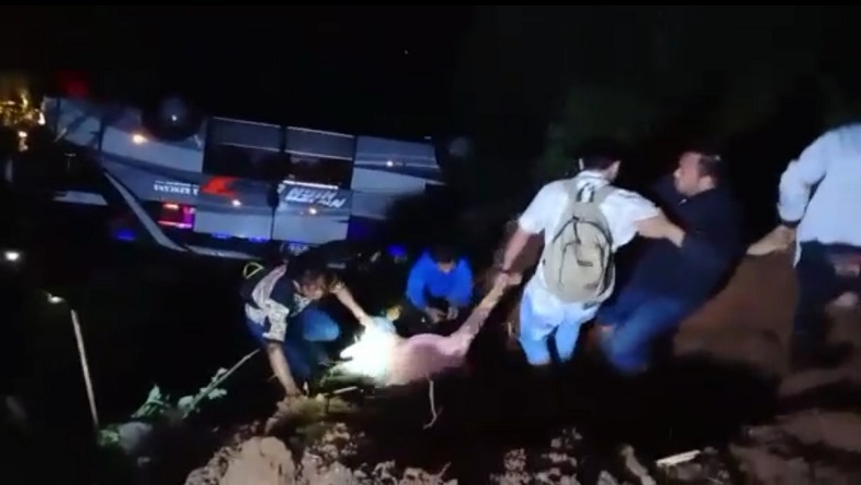 Warga Bantu Evakuasi Korban Bus Masuk Jurang di Wado Sumedang
