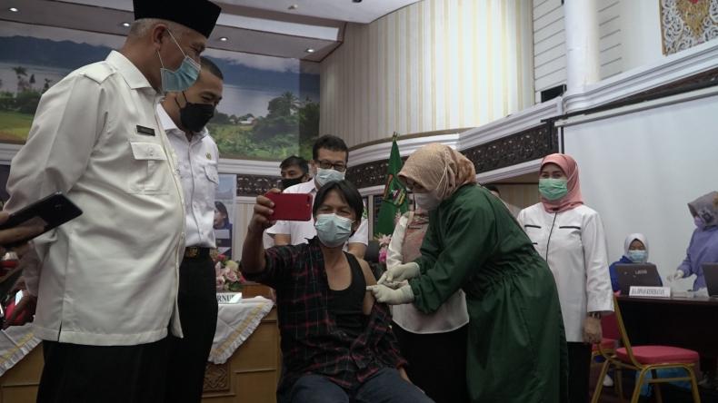 Disaksikan Gubernur Sumbar, 160 Jurnalis di Padang Disuntik Vaksin Covid