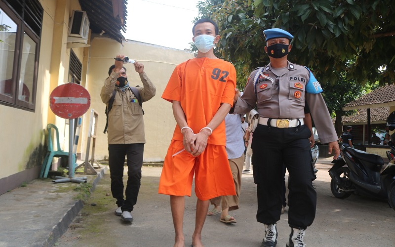 Sedang Tidur di Gubuk, DPO Jambret di Lobar Kaget saat Ditangkap hingga Loncat ke Sawah