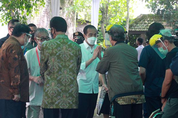 Presiden Jokowi Tunggui Seniman Yogya Divaksin Covid-19