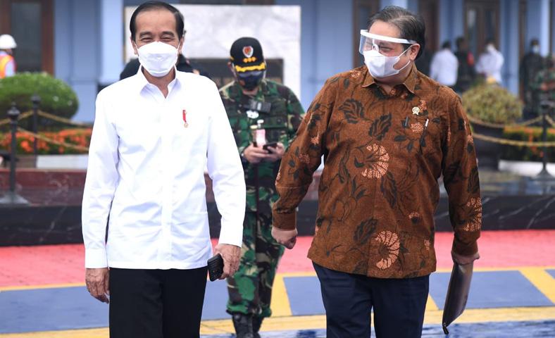 Presiden Jokowi Tinjau Vaksinasi Massal di MAJT dan Kompleks Kantor Gubernur Jateng 