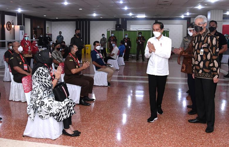 Tinjau Vaksinasi Covid-19 di Gradhika Bhakti Praja, Jokowi Berinteraksi dengan Pelayan Publik