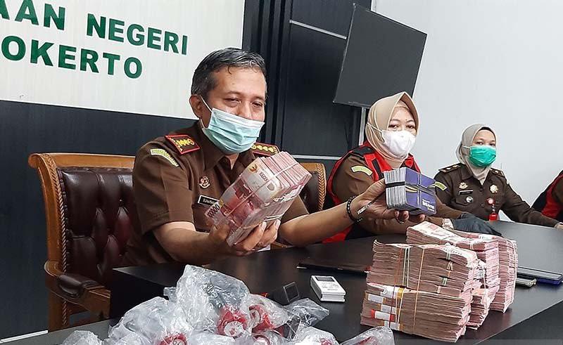 title Geledah Rumah Saksi Kasus Korupsi JPS Kemnaker di Banyumas, Kejari Sita Uang Rp470 Juta Geledah Rumah Saksi Kasus Korupsi JPS Kemnaker di Banyumas, Kejari Sita Uang Rp470 Juta