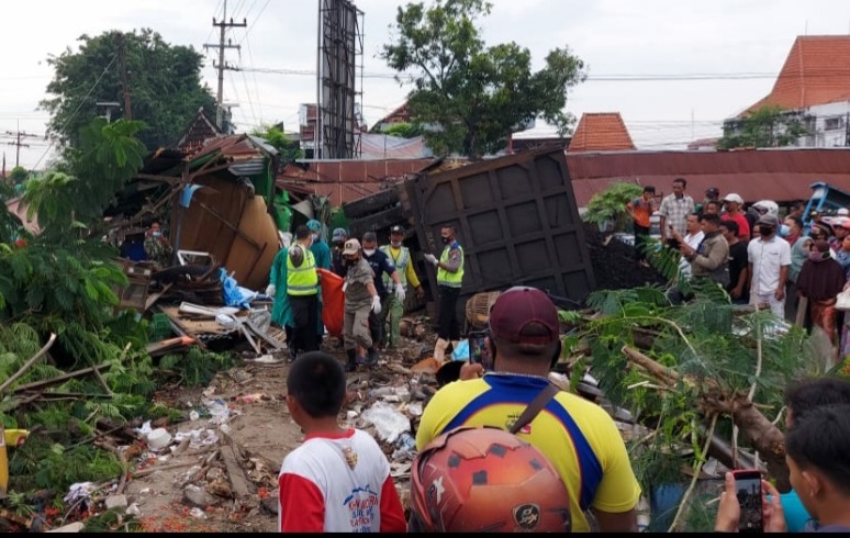 title Truk Muatan Batu Bara Tabrak 3 Warung di Gresik, 1 Korban Tewas  Truk Muatan Batu Bara Tabrak 3 Warung di Gresik, 1 Korban Tewas