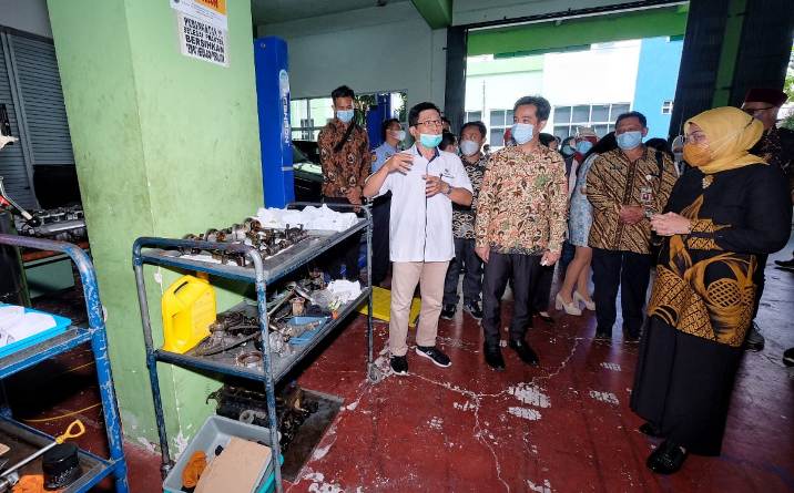 Menaker dan Gibran Resmikan Talent Corner di BLK Solo 