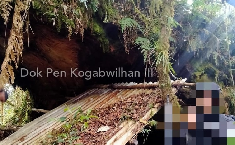 title Patroli di Hutan, Prajurit TNI Temukan Gua dan Rumah Pohon Diduga Persembunyian KKB Papua Patroli di Hutan, Prajurit TNI Temukan Gua dan Rumah Pohon Diduga Persembunyian KKB Papua