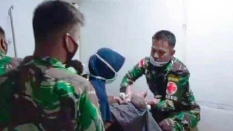 Peralatan Terbatas, Prajurit TNI Bantu Ibu Muda di Merauke Melahirkan