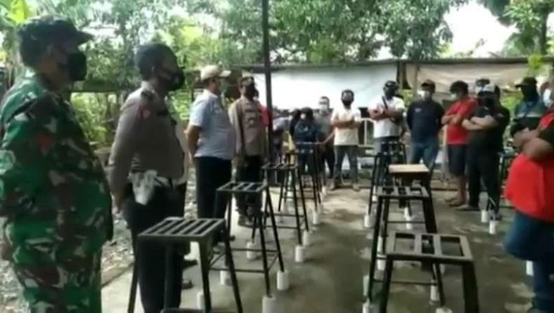 title Lomba Burung Berkicau Dibubarkan, Puluhan Peserta dan Penonton Kocar-Kacir Lomba Burung Berkicau Dibubarkan, Puluhan Peserta dan Penonton Kocar-Kacir