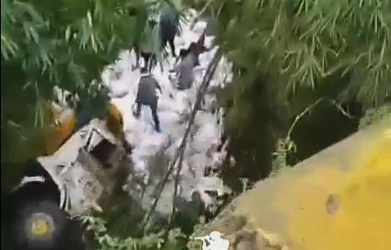 Viral Kecelakaan Truk Terjun ke Sungai di Perbatasan Semarang-Temanggung, Ini Kronologinya